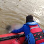 Tim Damkar Kukar Bersama Warga Temukan Korban Hilang di Sungai Kenohan