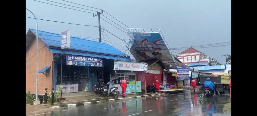 Damkar Kutai Kartanegara Tangani Baliho Roboh Akibat Angin Kencang di Teluk Dalam