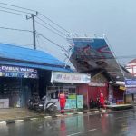 Damkar Kutai Kartanegara Tangani Baliho Roboh Akibat Angin Kencang di Teluk Dalam