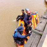 Damkar Kukar Tangani Insiden HP Terjatuh ke Sungai Saat Prosesi Adat