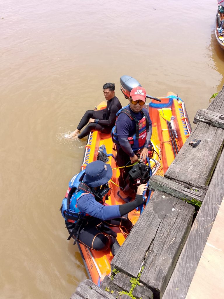 Damkar Kukar Tangani Insiden HP Terjatuh ke Sungai Saat Prosesi Adat