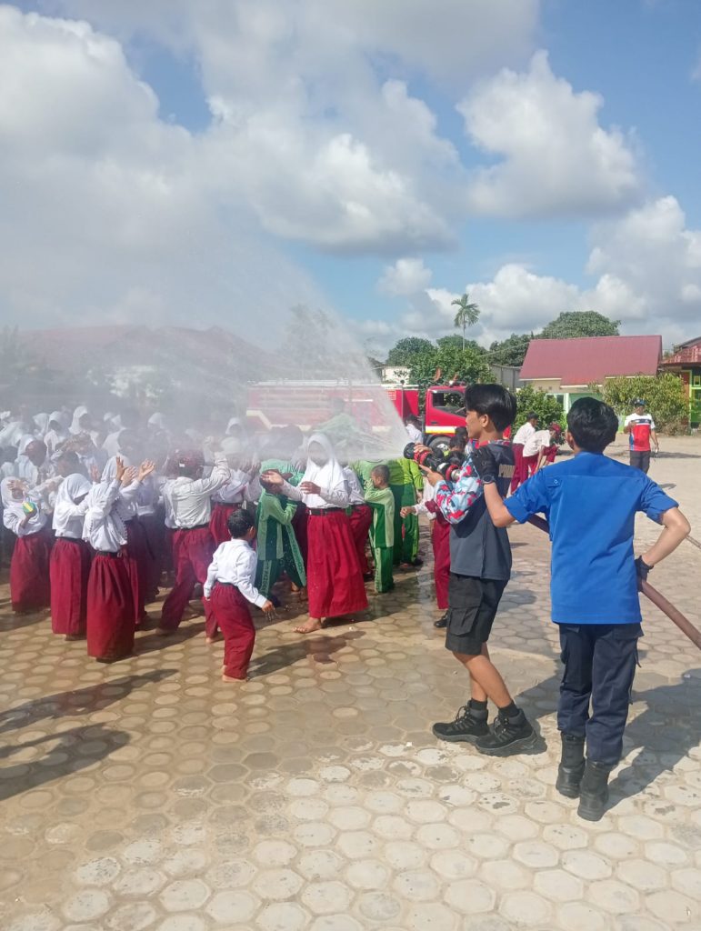 Damkar Sanga-Sanga Ikut Meriahkan Hari Sumpah Pemuda di SDN 13 Pendingin