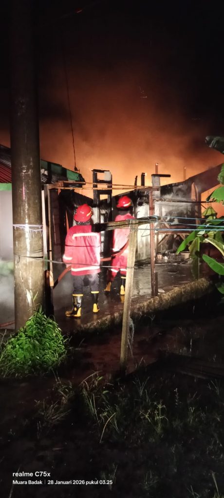 Api Landa Rumah Warga di Muara Badak pada Subuh Hari