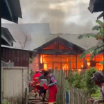 Respon Cepat Damkarmatan Pos Sangasanga Kendalikan Kebakaran