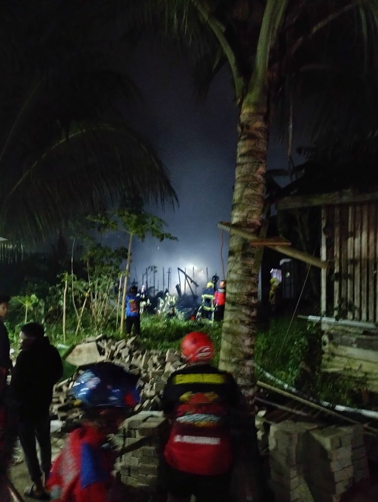 Damkar Kukar Tangani Kebakaran Rumah di Kelurahan Loa Ipuh
