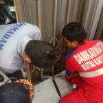 Damkarmatan Kukar Laksanakan Penanganan Rolling Door Tersangkut di Tenggarong