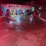 Sinergi Pelayanan, Damkarmatan Kukar Lakukan Penyiraman Jalan di Mangkura­wang