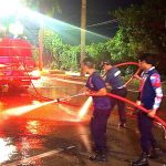 Damkar Kukar Tangani Genangan Lumpur Penyebab Kecelakaan di Jalan Poros Tenggarong–Samarinda