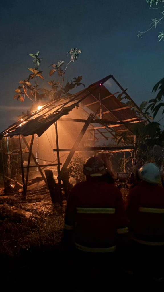 Damkar Kukar Tangani Kebakaran Pondok di Kelurahan Sarijaya Sanga-Sanga