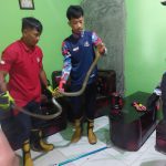 Damkar Kukar Evakuasi Ular King Cobra di Permukiman Warga Bantuas