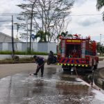 Tumpahan Solar di Jalan AP Mangkunegoro, Damkar Kukar Lakukan Penyiraman untuk Cegah Kecelakaan