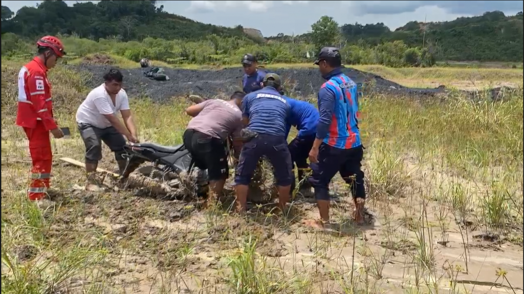 Respons Cepat Damkar Kukar Evakuasi Warga Tersesat di Lahan Tambang Samboja