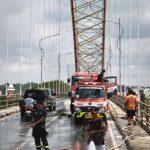 Damkar Kukar Tangani Tumpahan Minyak di Sekitar Jembatan Mahakam