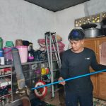 Ular Masuk ke Dapur, Personil Damkar Sektor Muara Jawa Evakuasi Ular di Kelurahan Dondang