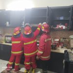 Rumah Warga di Muara Badak Terbakar Akibat Korsleting Listrik, Api Berawal dari Dapur Saat Menggoreng, Damkar Bergerak Cepat Lakukan Pemadaman.