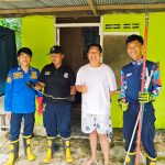 Respons Cepat Damkarmatan Sanga Sanga Tangani Ular yang Masuk ke Rumah Warga