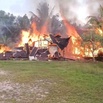 Kebakaran Hebat Hanguskan 3 Rumah Dinas dan 1 Gudang SDN 018 Samboja, 2 Keluarga Kehilangan Tempat Tinggal