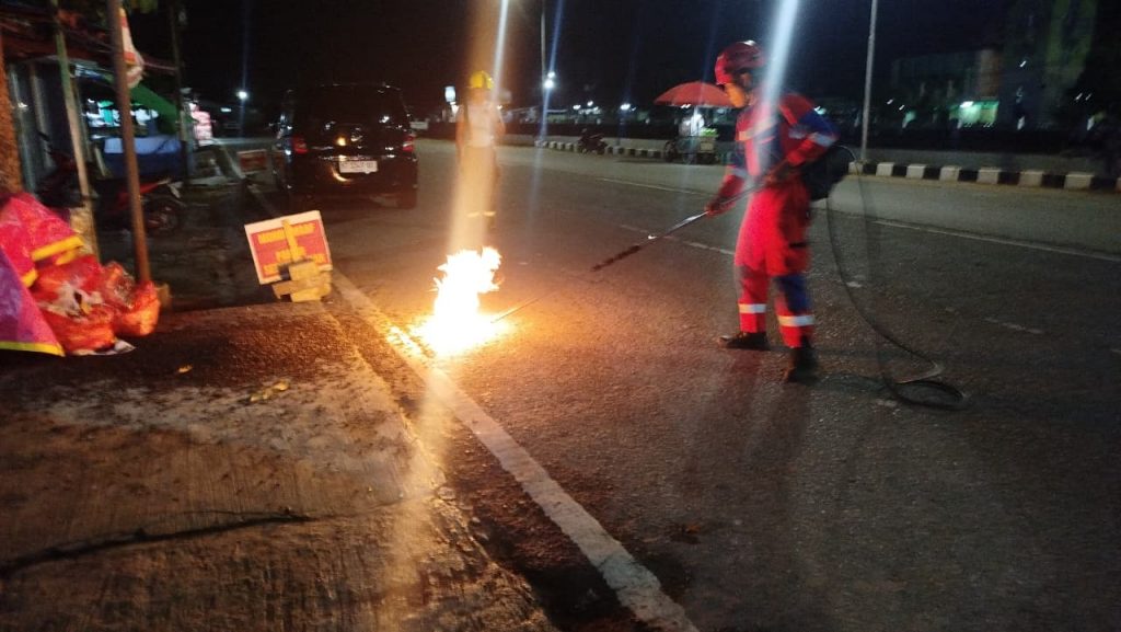 Tim Damkar Pos Pattimura Berhasil Evakuasi Sarang Lebah Madu di Jalan Kartini