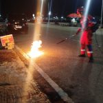 Tim Damkar Pos Pattimura Berhasil Evakuasi Sarang Lebah Madu di Jalan Kartini