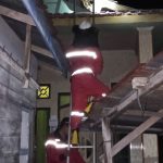 Tawon Vespa Bersarang di Plafon Rumah Warga, Damkar Muara Badak Gerak Cepat Lakukan Penanganan