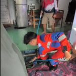 Ular Kobra Hitam Masuk Rumah Warga, Damkar Kukar Sigap Lakukan Penangkapan