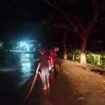 Tumpahan Solar di Jalan Sebabkan Pengendara Tergelincir, Damkar Muara Jawa Sigap Lakukan Penyemprotan