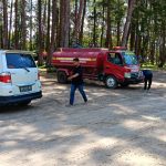 Respons Cepat Damkar Sektor Samboja Pesisir: Evakuasi Mobil Wisatawan Samarinda yang Amblas di Pantai Tanah Merah