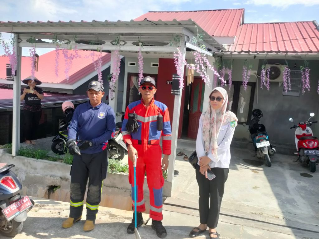 Gerak Cepat Tim Rescue Damkar Kukar Evakuasi Ular di Pemukiman Warga Loa Lepu
