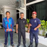 Disdamkar Kukar Lakukan Penanganan Ular di Rumah Dinas Wakil Ketua DPRD Tenggarong