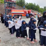 Kunjungan Edukatif MI RHQ Islamic School ke Pos Pemadam Kebakaran Tenggarong Berlangsung Meriah dan Penuh Edukasi