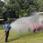 KEGIATAN SOSIALISASI DAN PENYIRAMAN LULUSAN ANAK TK OLEH DINAS PEMADAM KEBAKARAN DAN PENYELAMATAN KABUPATEN KUTAI KARTANEGARA