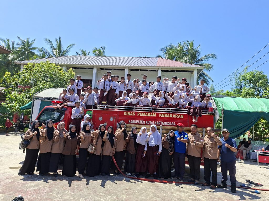Semarakkan Pelepasan Siswa SDN 001 Samboja, Pos Sektor Damkar Pesisir Berikan Layanan Penyiraman Penuh Keceriaan