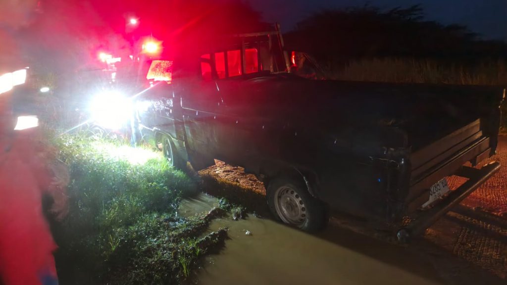 Damkar Kukar Lakukan Evakuasi Mobil Terperosok di Desa Separi Kampung