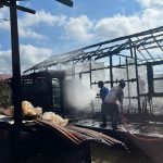 Damkar Sebulu Tangani Kebakaran Rumah di Desa Segihan