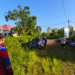 Mobil Terperosok Akibat Jalan Berlumpur, Damkarmatan Kukar Berikan Bantuan Evakuasi