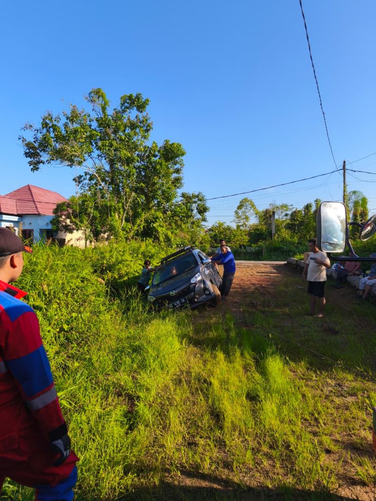 Mobil Terperosok Akibat Jalan Berlumpur, Damkarmatan Kukar Berikan Bantuan Evakuasi