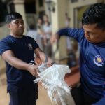 Damkar Kukar Evakuasi Ular yang Bersembunyi di Lemari Dapur Warga