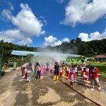 KEGIATAN PENYEMPROTAN AIR DALAM RANGKA PERPISAHAN SISWA/I TK NURUL ISLAM SANGASANGA MUARA