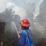 Dinas Pemadam Kebakaran dan Penyelamatan Kabupaten Kutai Kartanegara Melalui Pos Sektor Samboja Pesisir Berhasil Padamkan Kebakaran Lahan di Kampung Lama Samboja