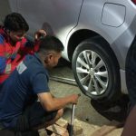 Damkarmatan Kukar Bantu Pengendara Ganti Ban Mobil yang Bocor di Jalan Kartini