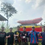 Damkarmatan Kukar Bantu Evakuasi Drone yang Tersangkut di Pohon