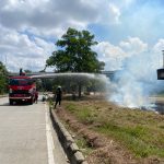 Damkarmatan Kukar Padamkan Kebakaran Lahan di Kawasan Taman Kota Raja