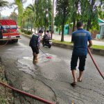Damkarmatan Kukar Bersihkan Tumpahan Solar di Jalan Pesut Demi Keselamatan Pengendara