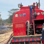 Damkar Kukar Tangani Kebakaran Lahan yang Mendekati Tiang Listrik di Sangasanga