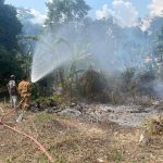 Petugas Damkar Berhasil Cegah Kebakaran Lahan Merambat ke Permukiman di Loa Kulu