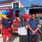 Ponsel Terjatuh di Celah Tembok, Petugas Damkarmatan Lakukan Evakuasi