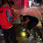 Petugas Damkar Evakuasi HP yang Terjatuh ke Gorong-Gorong di Tenggarong