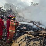 Petugas Damkar Tangani Api dari Tungku Pembuatan Arang di Loa Ipuh