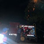 Damkarmatan Tangani Sarang Tawon Vespa di Pohon Depan Rumah Warga Timbau