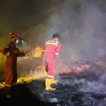 Kebakaran Lahan Malam Hari di RT 02 Sanga-Sanga Berhasil Dikendalikan